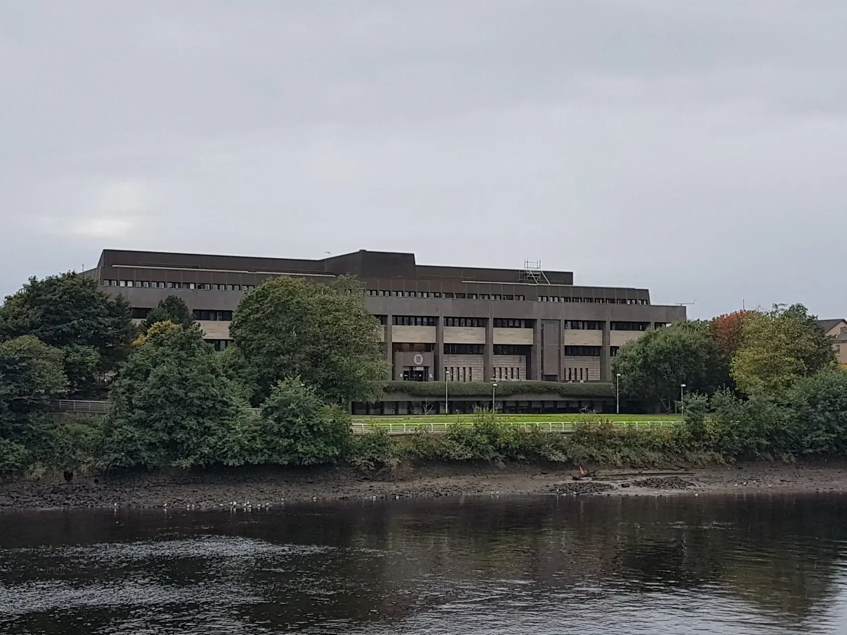 Glasgow Sheriff Court beside the River Clyde